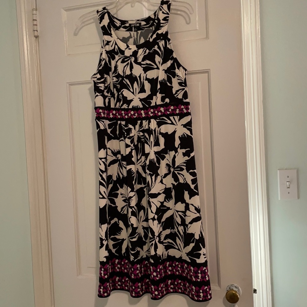 Sleeveless dress, great for party.